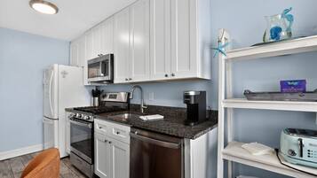 Coffee/tea maker, fridge, microwave, oven