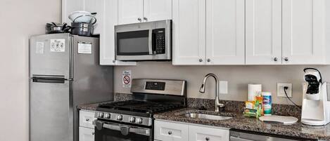 Refrigerador, microondas, horno y parrilla de estufa