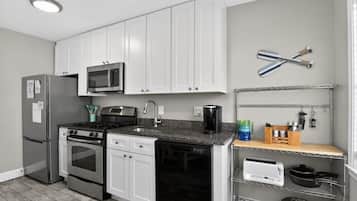 Coffee/tea maker, fridge, microwave, oven