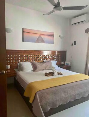 Business Apartment (#2) | Down comforters, free WiFi, bed sheets - Suites Ximajo (Puerto Escondido)