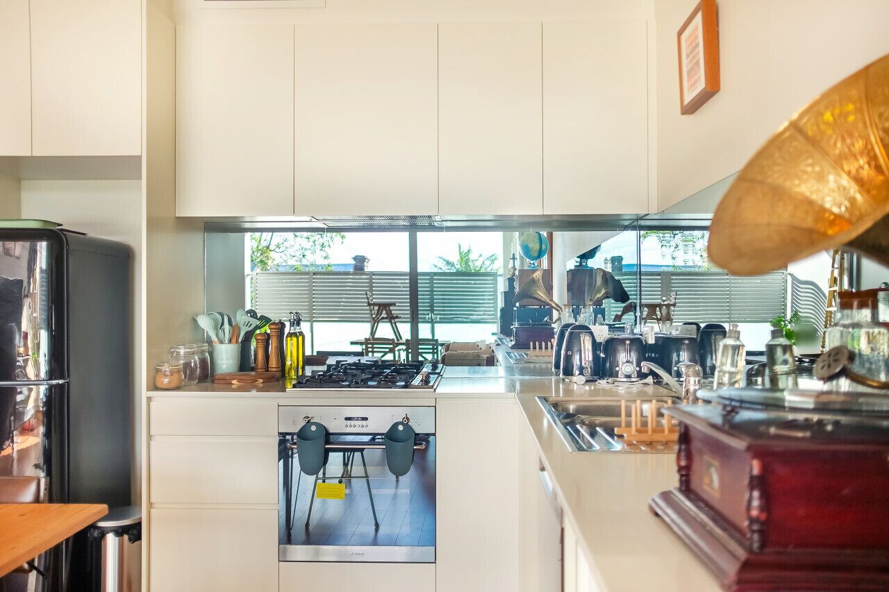 Jääkaappi, mikroaaltouuni, uuni, liesi