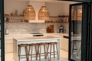 Réfrigérateur, four à micro-ondes, un four, surface de cuisson