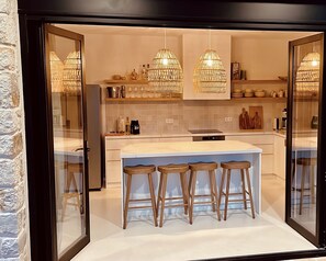 Kjøleskap, mikrobølgeovn, ovn og kokeplater