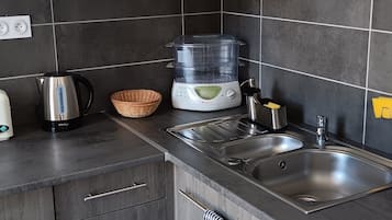 Een koelkast, een microgolfoven, een oven, een kookplaat