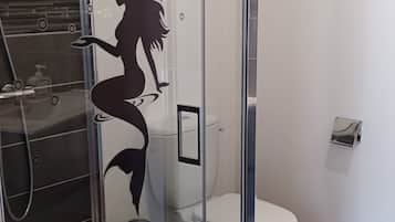 Douche, sèche-cheveux, serviettes fournies, savon