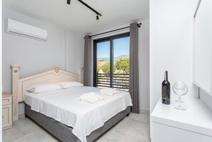 5 bedrooms, iron/ironing board, WiFi, bed sheets