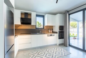 Kühlschrank, Mikrowelle, Ofen, Geschirrspüler