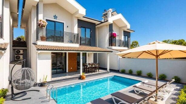 Ett modernt hus i två våningar med en swimmingpool, en uteplats och en balkong.