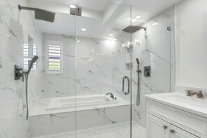 Een douche, een haardroger, handdoeken, zeep
