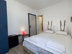 Basic Double Room | Bed sheets - Körfez Pansiyon (Bodrum)