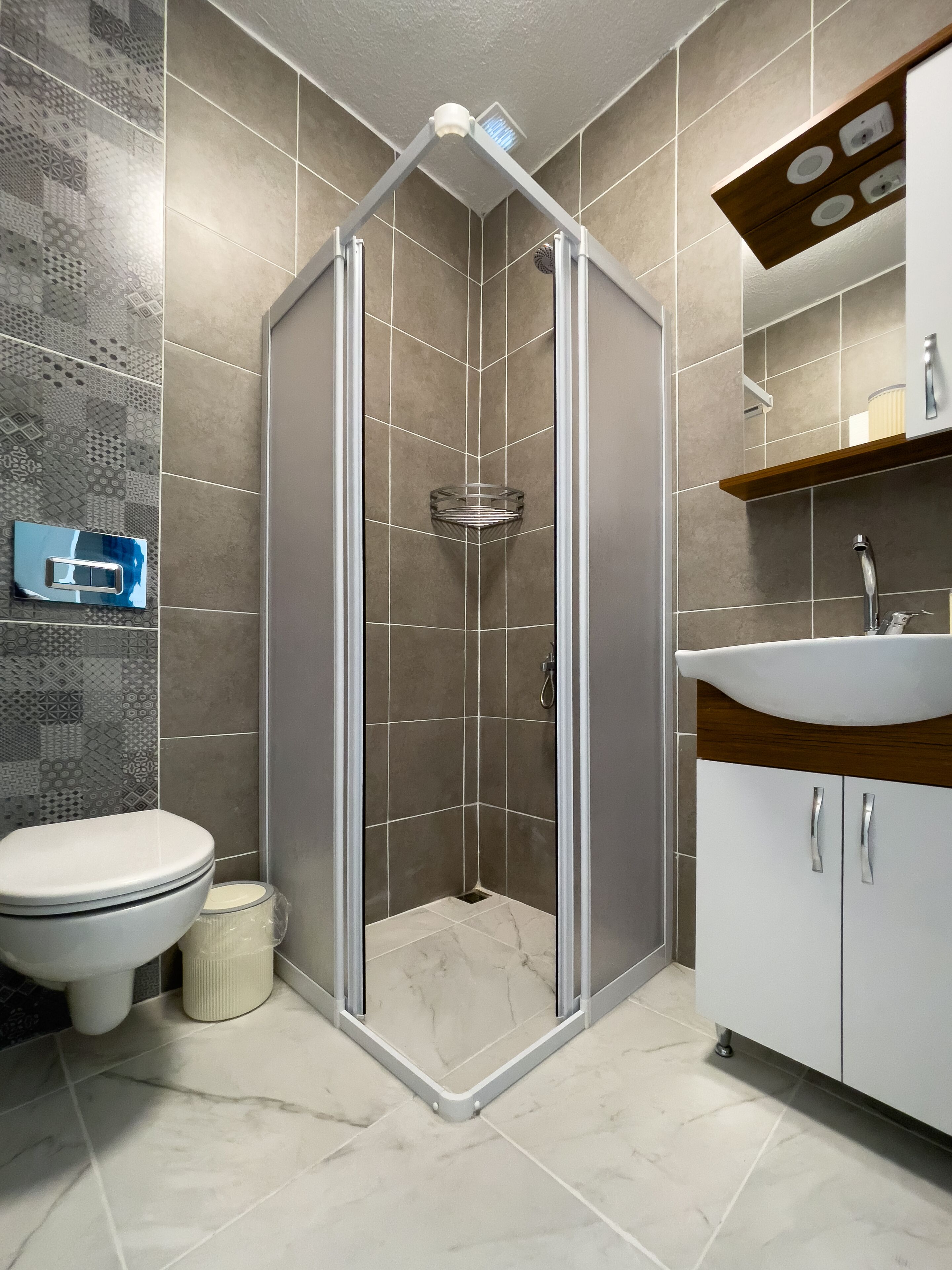 Basic-Doppelzimmer | Badezimmer | Dusche, Haartrockner, Handtücher, Seife