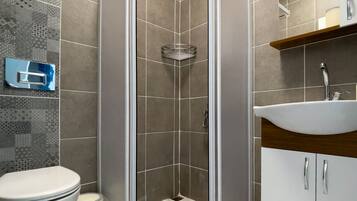 Basic-Doppelzimmer | Badezimmer | Dusche, Haartrockner, Handtücher, Seife