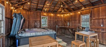 Spacious Home Downtown - Walk to Parks & Shops