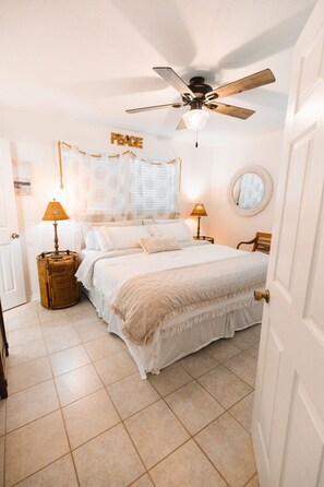 3 室のベッドルーム、WiFi (無料)、ベッドシーツ