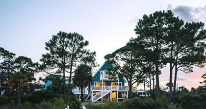 Bay Front w Dock! Hot tub, Beach across the street, Pet friendly