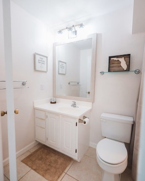 Bathtub, towels