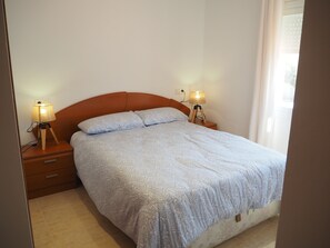 3 bedrooms, iron/ironing board, free WiFi, bed sheets - House in Léscala, community swimming pool, Mallols (L'Escala)