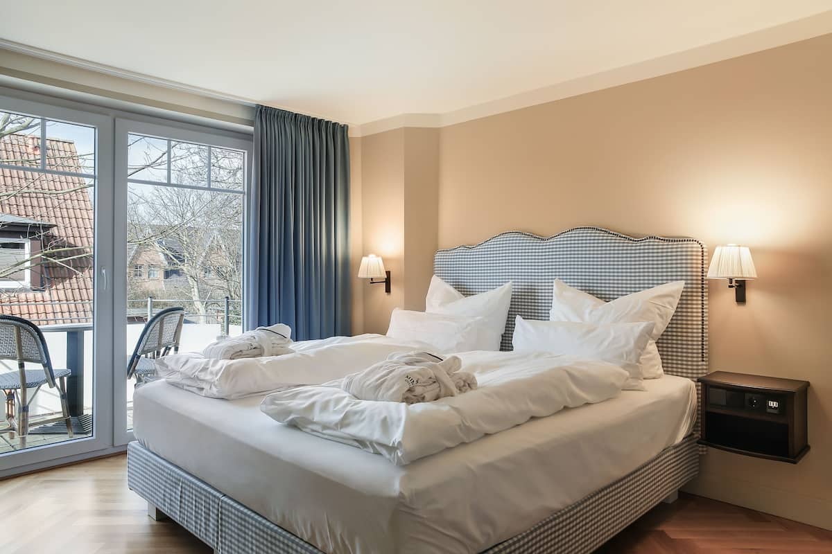 Egyptian cotton sheets, premium bedding, down comforters, in-room safe