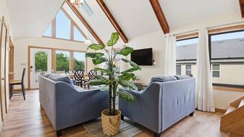 Smart TV, table tennis, stereo
