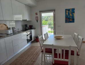 Fridge, microwave, oven, stovetop - 3 Bedroom Villa in Silves (Silves)