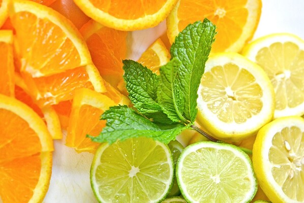 A close-up of sliced oranges, lemons, and mint leaves. - 3-Bedroom Villa in Silves (Silves)