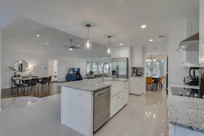 Fridge, microwave, oven, stovetop - Amazing Haven Home with PRIVATE POOL (Grand Prairie)