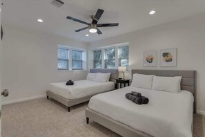 5 bedrooms, iron/ironing board, WiFi, bed sheets - Amazing Haven Home with PRIVATE POOL (Grand Prairie)