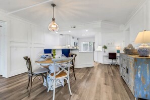 Interior - Downtown Old Naples -- Close to Beach and Shopping (Naples)