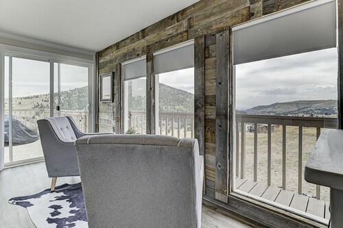 Farmhouse Cabin w/Game room in a Historic Gold Mine Town w/Mountain Views