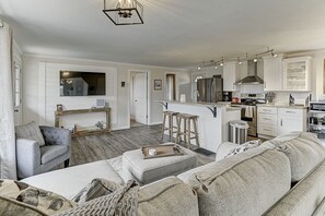 TV connectée, jeux vidéo, baby-foot, livres