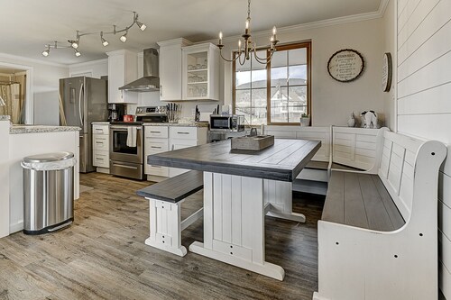 Farmhouse Cabin w/Game room in a Historic Gold Mine Town w/Mountain Views