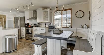 Farmhouse Cabin w/Game room in a Historic Gold Mine Town w/Mountain Views