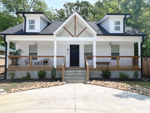 Boho West Villa • New 3BR • Hot Tub • Fire Pit • Games • 10 Min to Downtown