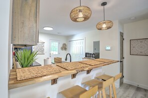 Fridge, microwave, oven, stovetop - Boho West Villa • New 3BR • Hot Tub • Fire Pit • Games • 10 Min to Downtown (Chattanooga)