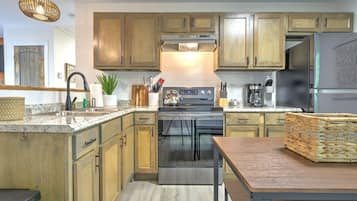 Frigorífico, microondas, horno y placa de cocina