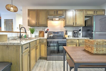 Boho West Villa • New 3BR • Hot Tub • Fire Pit • Games • 10 Min to Downtown