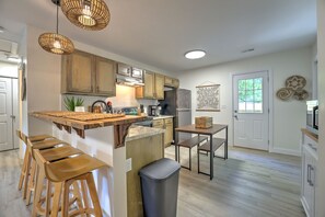 Fridge, microwave, oven, stovetop - Boho West Villa • New 3BR • Hot Tub • Fire Pit • Games • 10 Min to Downtown (Chattanooga)