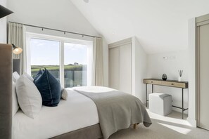 4 bedrooms, iron/ironing board, travel cot, WiFi - Modern Home with Stunning Gannel Estuary Views (Newquay)