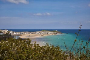 Una spiaggia nelle vicinanze