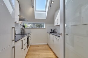 Fridge, microwave, oven, stovetop - Stunning Apartment, Balcony Sea Views, St Ives (Saint Ives)