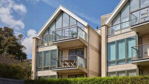 Un edificio moderno de varios pisos con amplias ventanas y balcones.