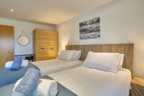 2 bedrooms, Egyptian cotton sheets, iron/ironing board, WiFi - Apartment, Sea Views, 5 mins Walk to Fistral (Newquay)