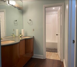 Combined shower/bathtub, hair dryer, towels, soap - Cozy family-home in the woods, 10 min to Naval Academy! (Annapolis)
