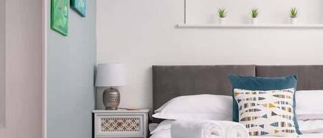 4 bedrooms, iron/ironing board, WiFi, bed sheets