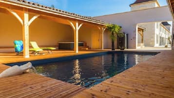 Una piscina al aire libre, una piscina climatizada