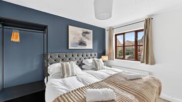 4 bedrooms, desk, iron/ironing board, free WiFi