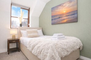 4 bedrooms, desk, iron/ironing board, travel crib - Detached House • City Centre • Driveway Parking - Self-Check-In • SkyTV • Fast WiFi (Milton Keynes)