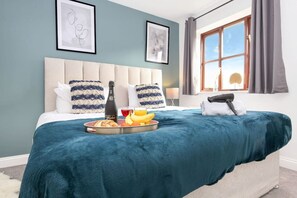 4 bedrooms, desk, iron/ironing board, travel crib