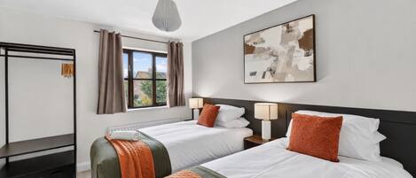 4 chambres, bureau, fer et planche Ă repasser, lit parapluie