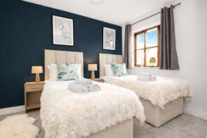 4 bedrooms, desk, iron/ironing board, travel crib - Detached House • City Centre • Driveway Parking - Self-Check-In • SkyTV • Fast WiFi (Milton Keynes)